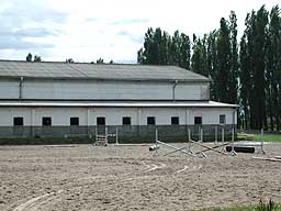 Reitplatz (Springen) mit Reithalle und Stallungen